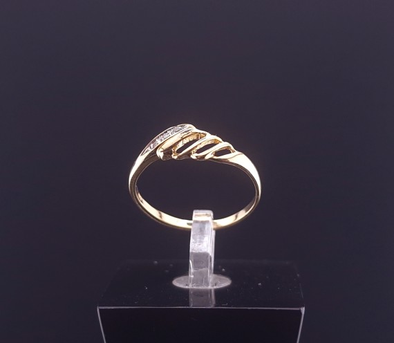 Gold ring with zircons