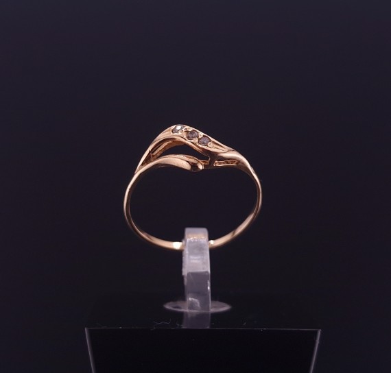 Gold ring with zircons