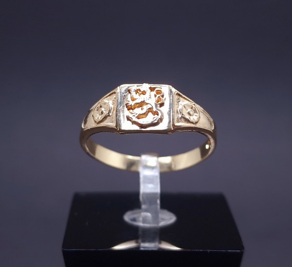 Gold ring 