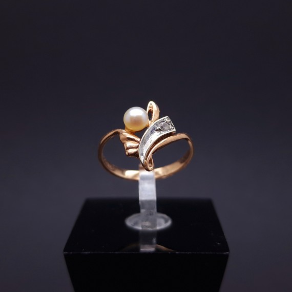  Gold ring with pearls and zircon