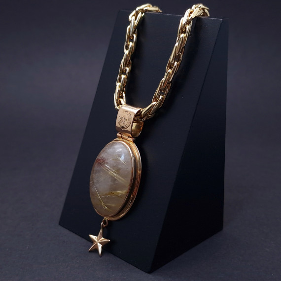 Gold pendant with colored stone