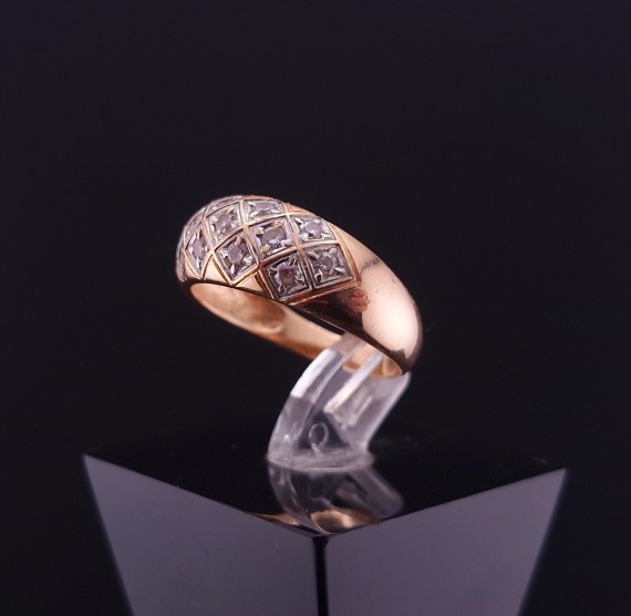 Gold ring with zircons