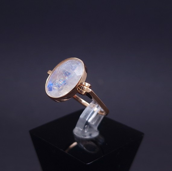 Gold ring with colored stone