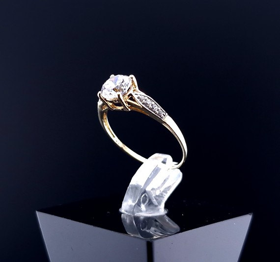 Gold ring with zircons