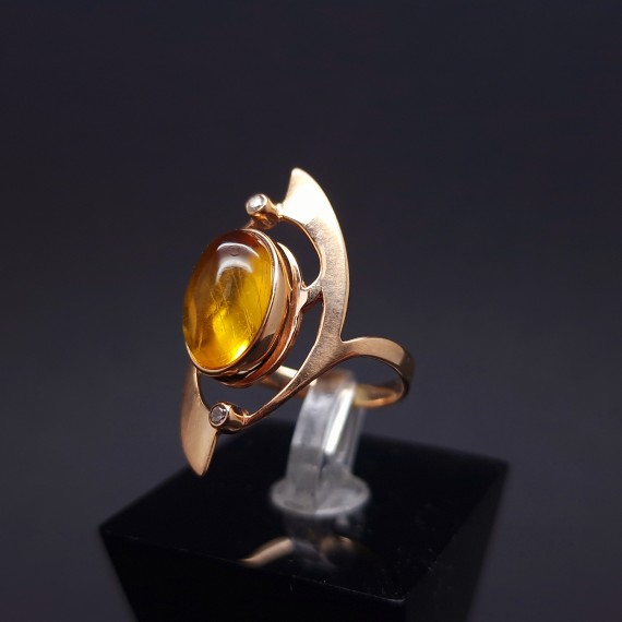 Vintage gold ring with amber