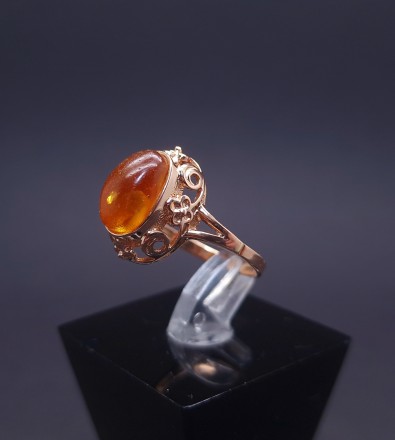 Vintage gold ring with amber