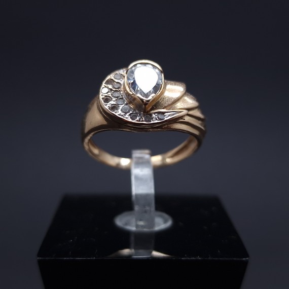 Gold ring with zircons