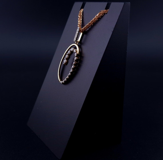 Gold pendant with diamond