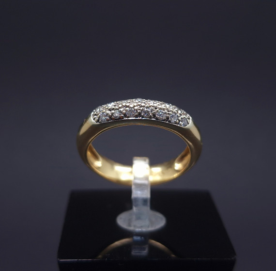 Gold ring with diamonds