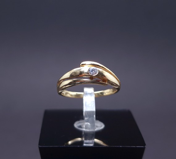 Gold ring with zircon