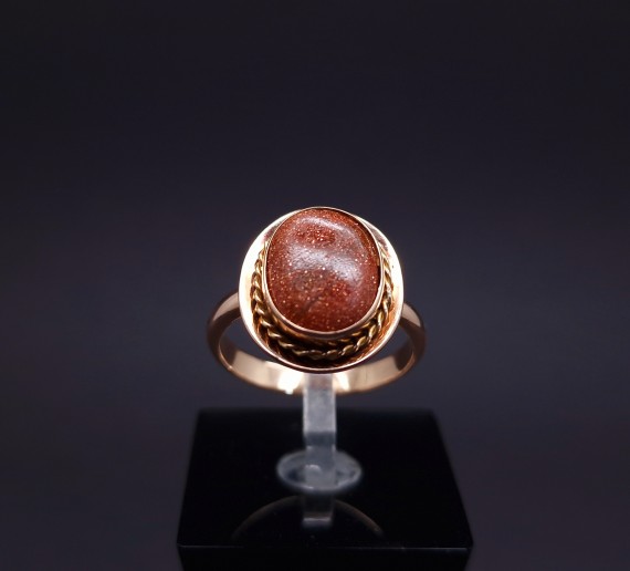 Gold ring with colored stone