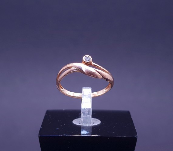 Gold ring with diamond