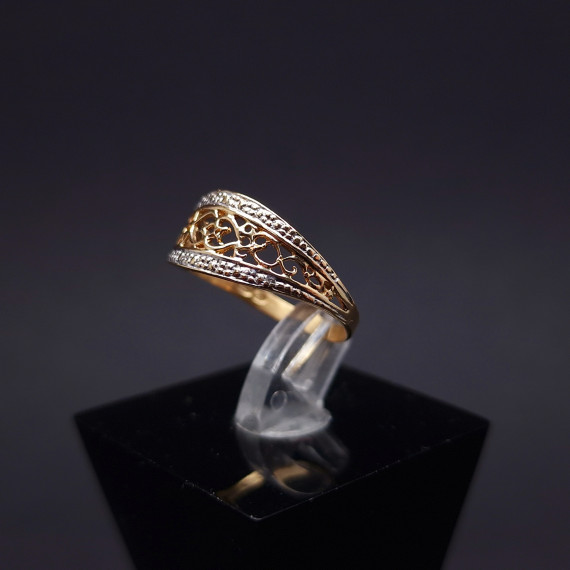 Gold ring 