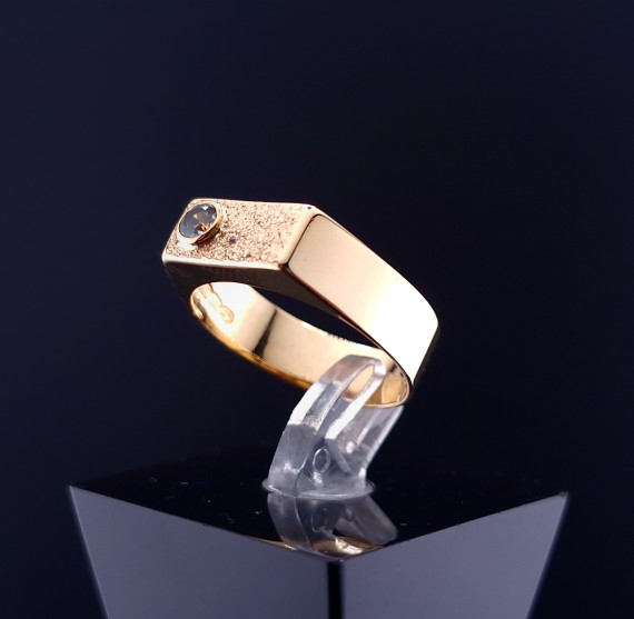 Gold ring with zircon