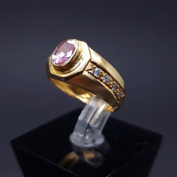 Gold ring with colored stones