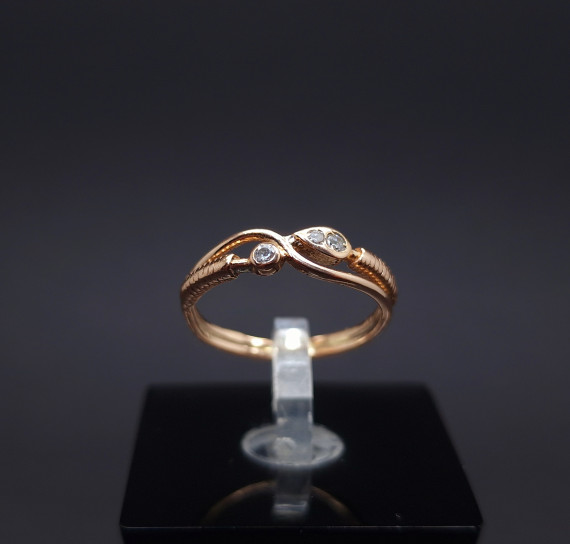 Gold ring with zircons