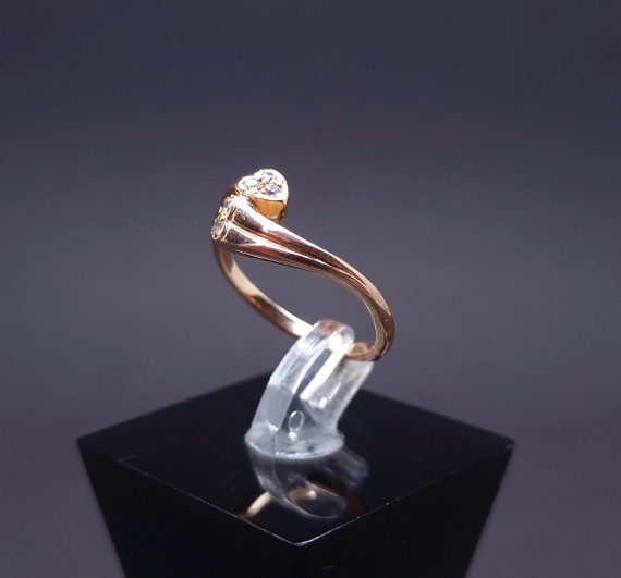 Gold ring with zircons