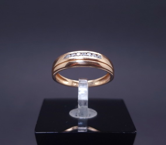 Gold ring with zircons