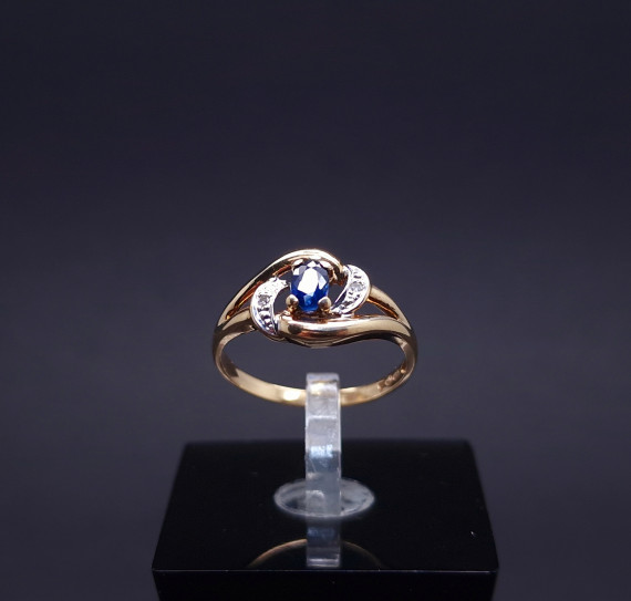 Gold ring with diamonds and colored stone