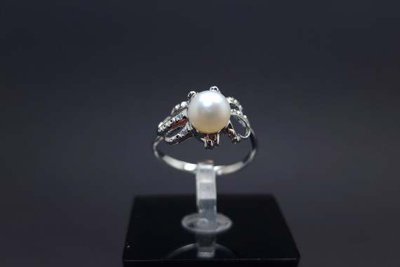 Silver ring with pearls