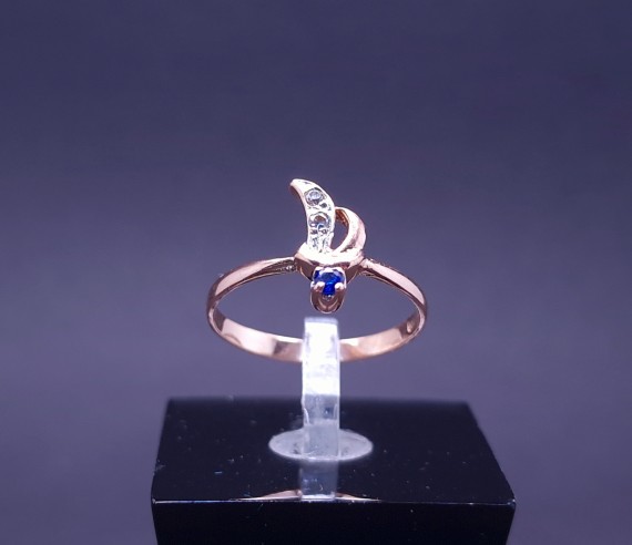 Gold ring with colored stones