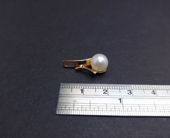 Gold pendant with pearl