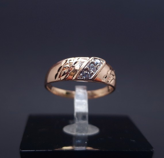 Gold ring with zircons