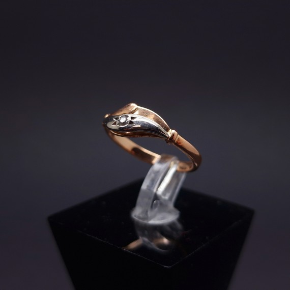 Gold ring with zircon