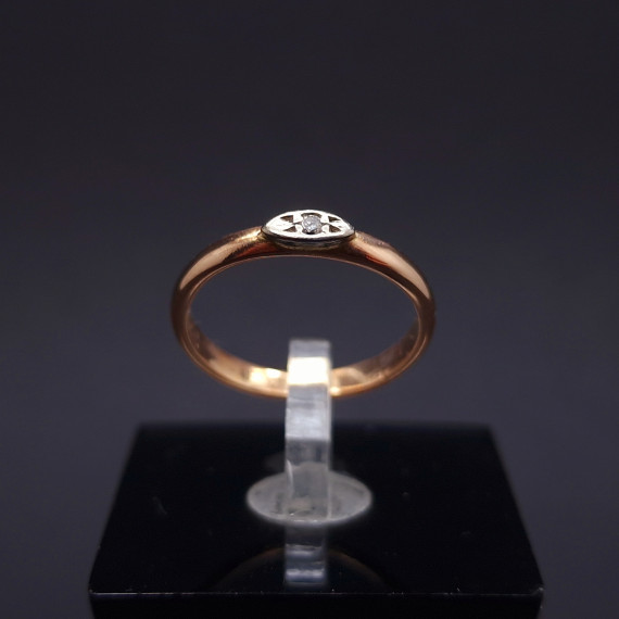 Gold ring with diamond