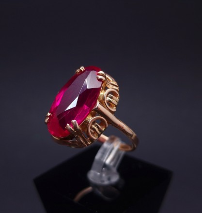 Vintage gold ring with colored stone