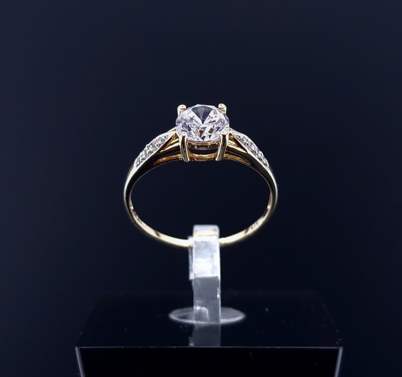 Gold ring with zircons