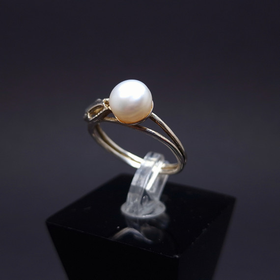 Silver ring with pearls