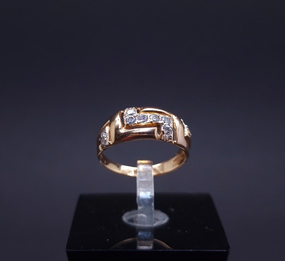 Gold ring with zircons