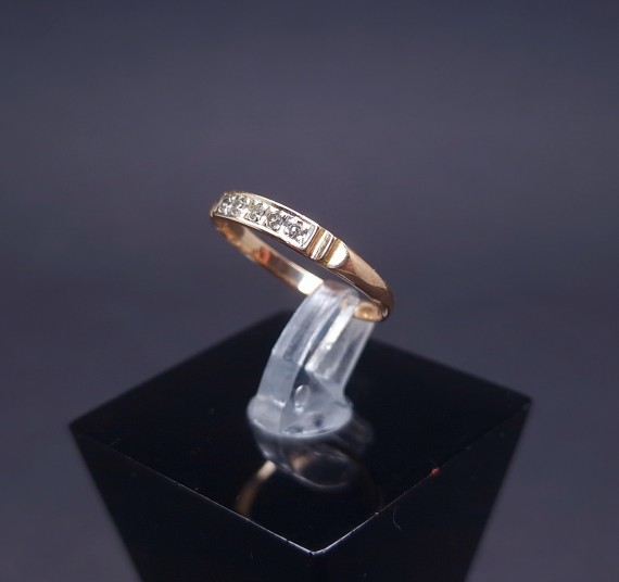 Gold ring with diamonds