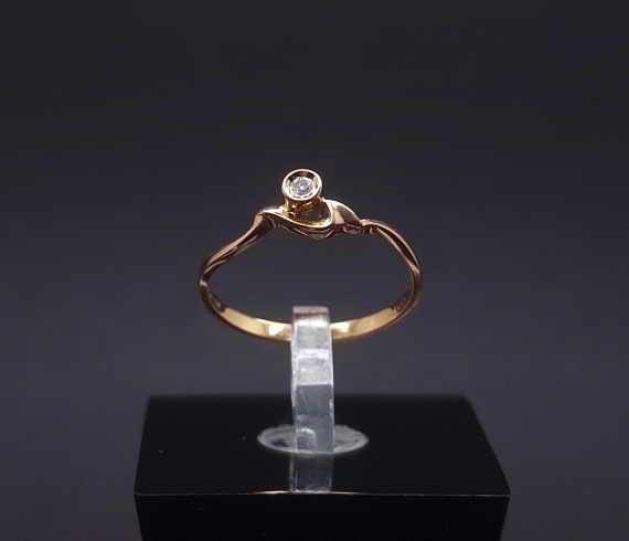 Gold ring with diamond