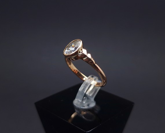 Gold ring with zircon