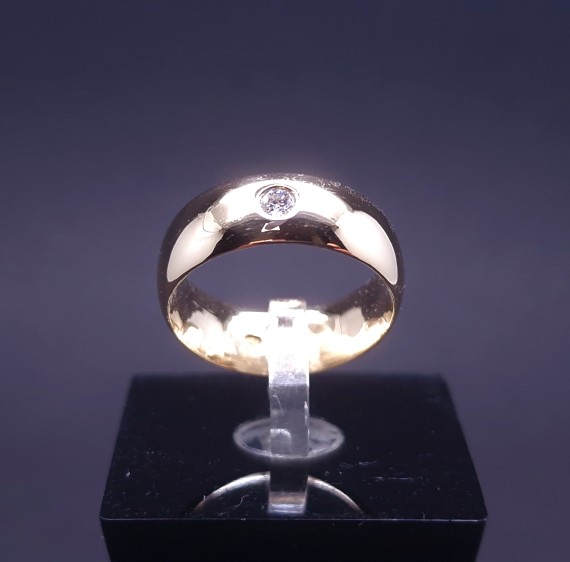 Gold wedding ring with diamond