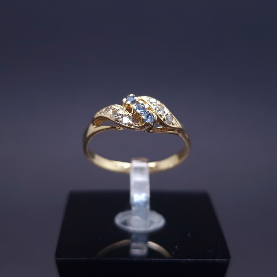 Gold ring with colored stones