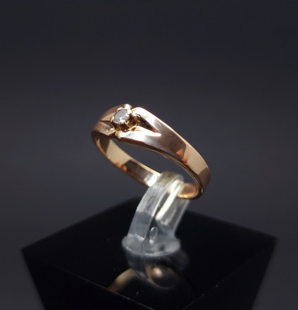 Gold ring with zircon