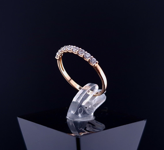Gold ring with zircons