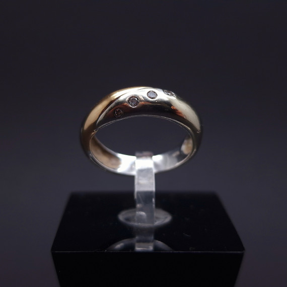 Gold ring with diamonds