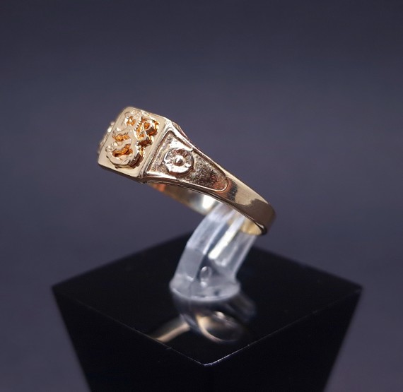 Gold ring 