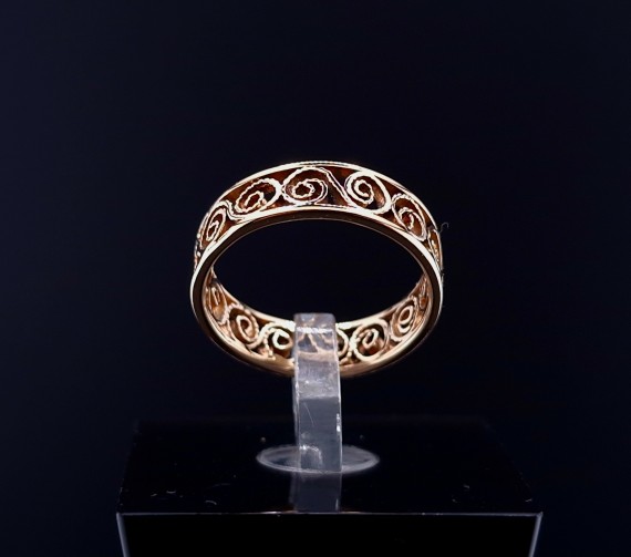 Gold ring 