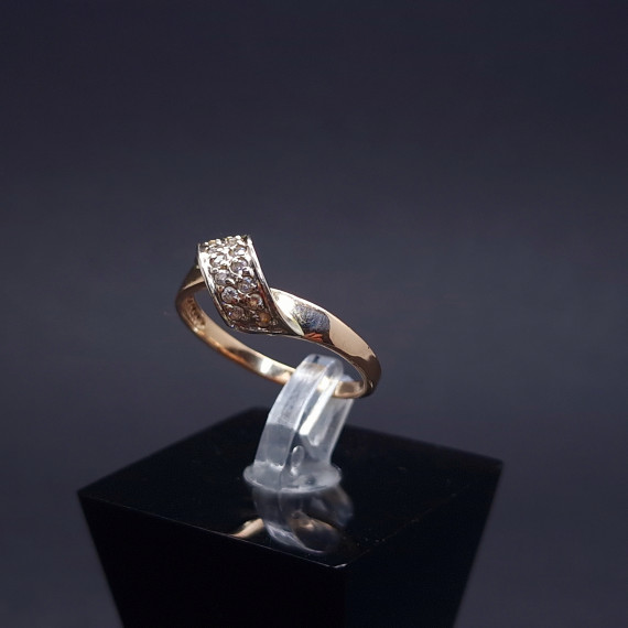 Gold ring with zircons