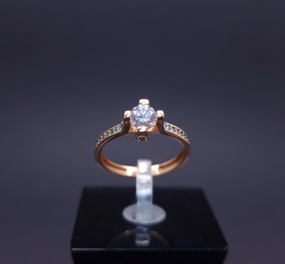 Gold ring with zircons