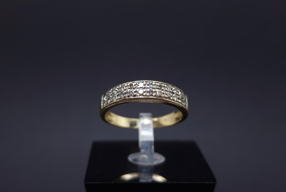 Gold ring with diamonds