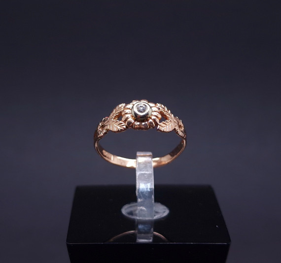 Gold ring with diamond