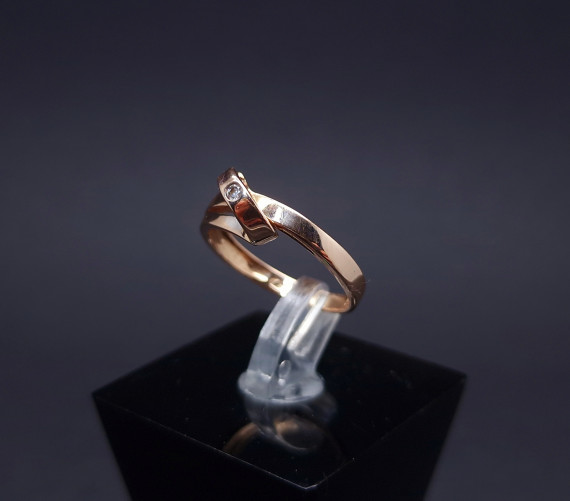 Gold ring with zircon