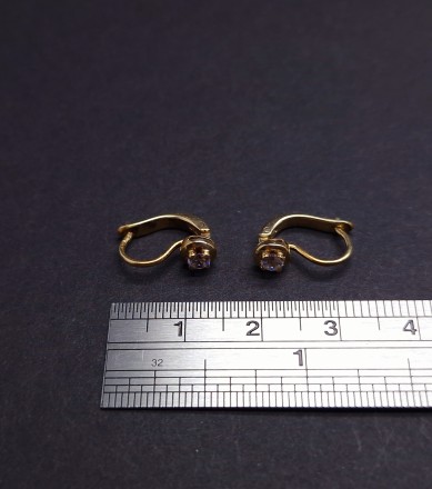 gold earrings with zircons 