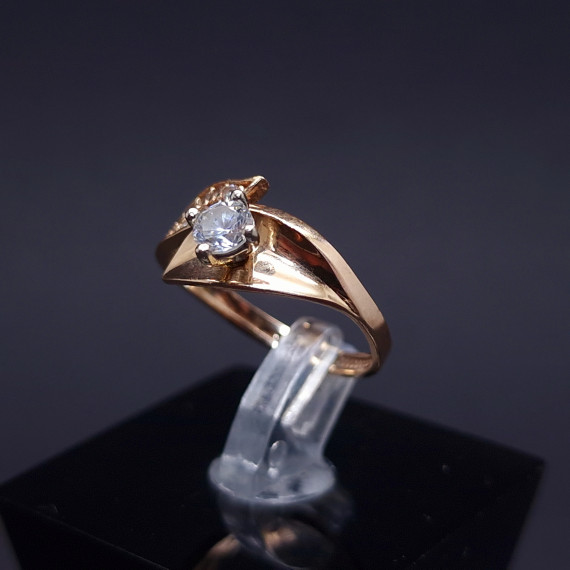 Gold ring with zircons